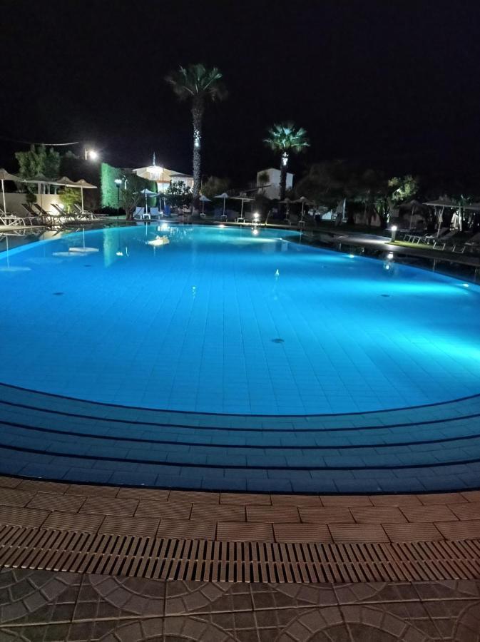 Ninos On The Beach Hotel 로다 외부 사진