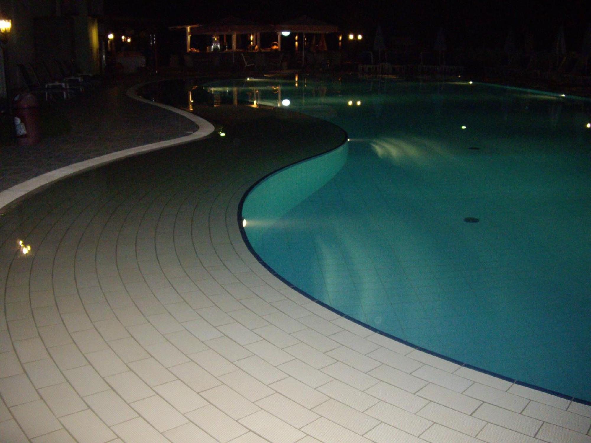 Ninos On The Beach Hotel 로다 외부 사진